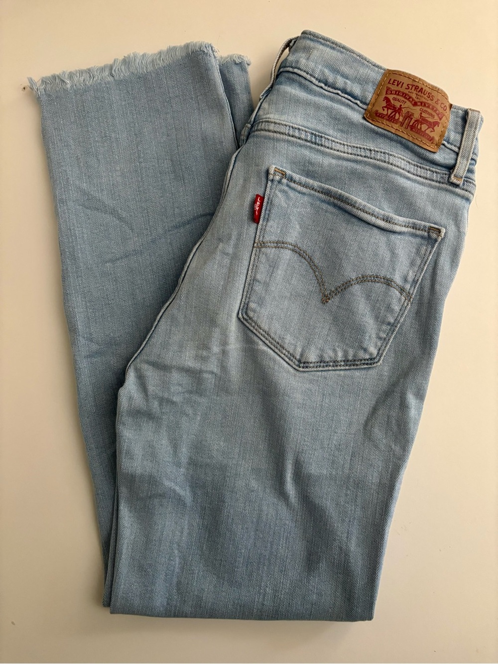 Women’s Levi high rise straight cropped/Capris size 28